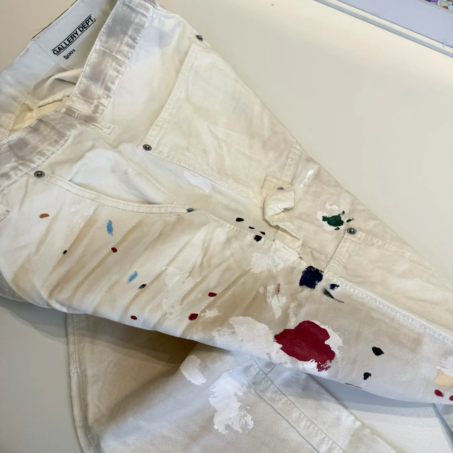 P250 model number: D457 GALLERY DEPT. ss25 new color graffiti hand-painted splicing printed letters bootcut jeans Size: 28, 30, 32, 34, 36 (S-XXL) Color: hand-painted white Size reference: pants length 100 102 104 106 106 waist 72 76 80 84 88 recommended weight S (about 110 pounds) M (about 120 pounds) L (about 140 pounds) XL (about 165 pounds) XXL (about 185 pounds)
